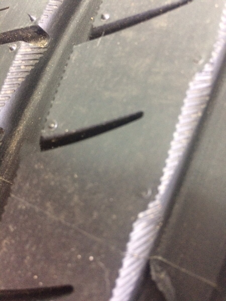 Хорошая крепкая боковина, обязательная для низкопрофильных шин защита борта присутствует, В целом шина производит приятное впечатление, которое слегка портит маркировка M+S , которая на данном конкретном ЛЕТНЕМ продукте абсолютно ни к чему.