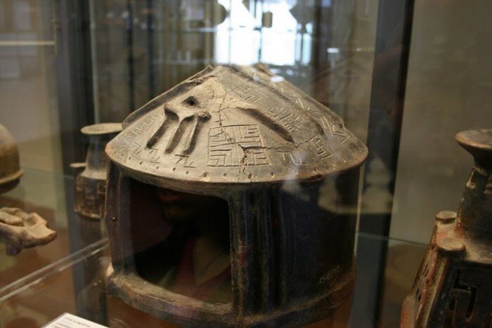 Этрусская урна из ВатиКанского музея со знаком рода ДУЛО и АРИЙской свастикой