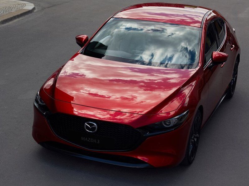 
Представлена новая Mazda 3Автор фото: фирма-производитель
mazda 3
В Москве, состоялась российская премьера нового поколения Mazda3. Продавать в нашей стране данную модель будут как в кузове хэтчбек, так и седан. Причем первым зеленый свет получил именно хэтчбек.

Если говорить об автомобиле в целом, то к нему можно применить понятие «абсолютно новый» и оно оправдывается не только свежим дизайном, но и массой технических решений. Взять, к примеру, заднюю подвеску, теперь здесь применяется балка вместо многорчажки. Производитель заявляет, что автомобиль ни капли не растерял в управляемости, но прибавил в комфорте. К слову, надо заметить, что автомобиль теперь оснащается обновленной системой G-Vectoring Control со знаком плюс. Принцип ее работы заключается в том, что электроника варьирует тягу двигателя в зависимости от быстроты и интенсивности поворота руля, скорости машины и действующих на нее ускорений.

Разговор о новшествах продолжится и в плане двигателей. Да, изначально автомобиль будет предлагаться с двумя агрегатами семейства Skyactiv-G — 1,5-литровым в 120 л. с. и 2-литровым в 150 л. с. Однако,  ближе к осени на рынок должна выйти модификация автомобиля с новым двухлитровым двигателем Skyactiv-X. Его особенность заключается в том, что воспламенение горючей смеси происходит при помощи сжатия. Предполагается, что благодаря новой технологии, крутящий момент моторов вырастет на 10-30 процентов по сравнению с нынешними двигателями семейства SkyActive-G. Также это решение должно положительно сказаться и на экономичности. По расчетам инженеров японского автопроизводителя, расход топлива двигателей семейства SkyActive-X положительно превзойдет аналогичные показатели дизельных моторов.

Настала пора рассказать и об оснащении новой «трешки». Здесь тоже не обошлось без новшеств, например, у автомобиля  появился адаптивный круиз контроль. Кстати с системами безопасности тут полный порядок - в новой «трешке» есть и система автоматического переключения дальнего света на ближний, и система предупреждения о выходе с полосы, и даже функция автоматического торможения с распознаванием пешеходов. Между тем автомобиль предлагается в трех комплектациях и уже доступен для заказа