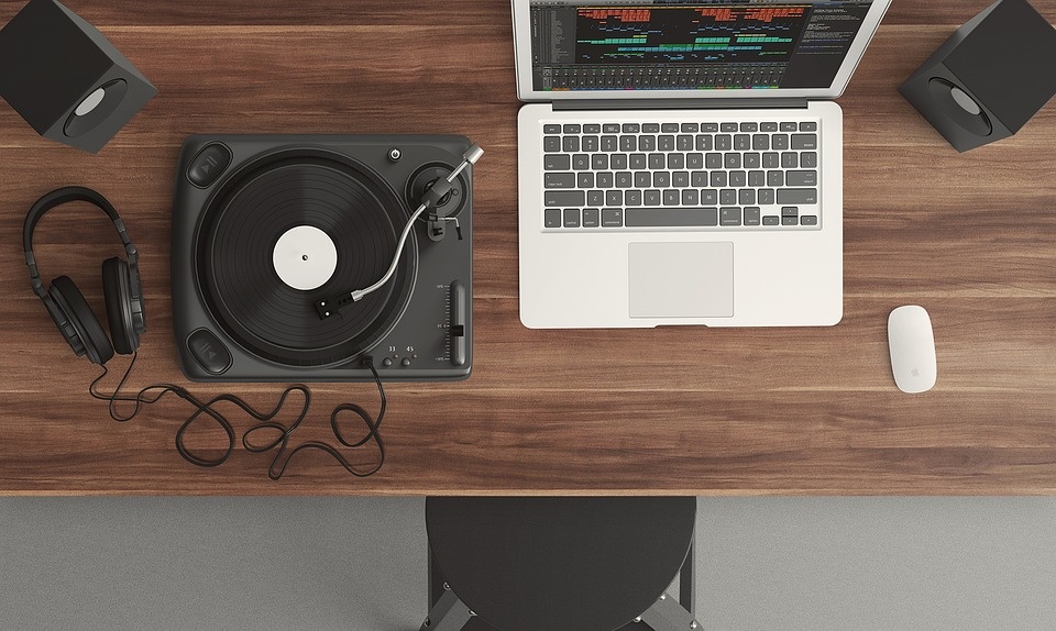 Фото theglassdesk / https://cdn.pixabay.com/photo/2016/04/19/05/07/turntable-1337986_960_720.jpg