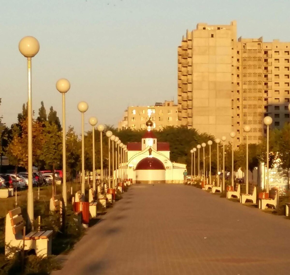 Аллея по ул. Карякина  и Храм Святителя Спиридона Тримифунтского. Авторское фото