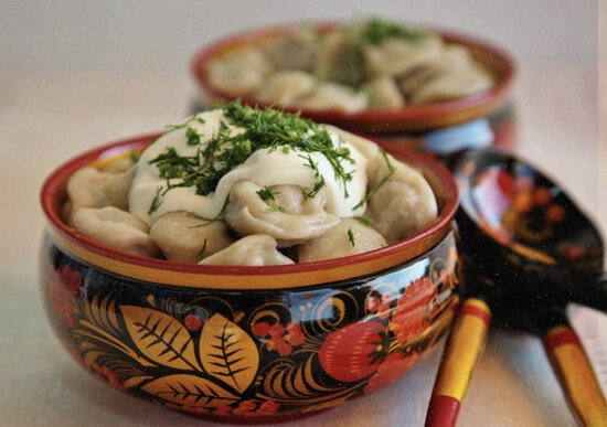 пельмени, сметана,ложки