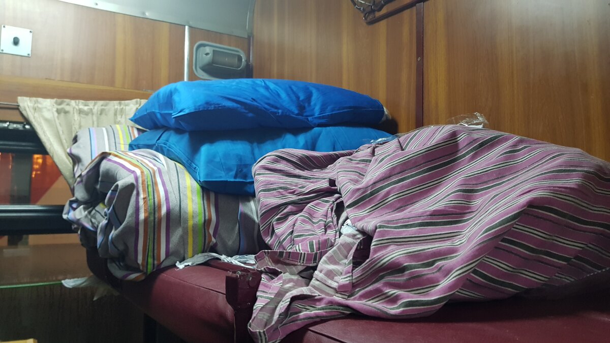 Такой вид открывается, когда заходишь в купе. Остальное даже снимать желания не было, настолько все плохо.