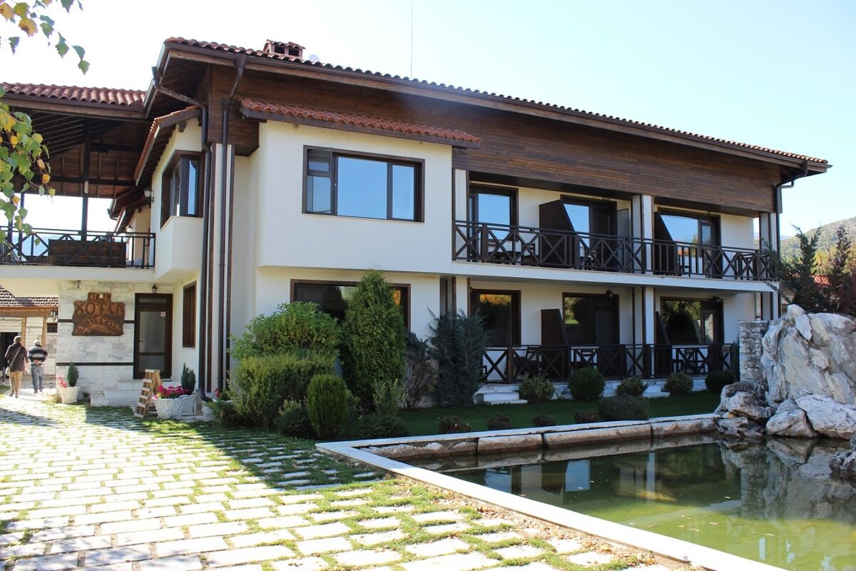 Здание гостиницы и ресторана комплекса