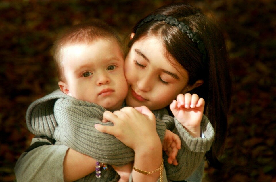 https://pixabay.com/photos/love-brother-sister-hug-portrait-996887/
