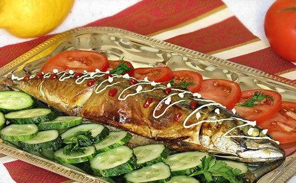 Подать запеченную скумбрию можно со свежими овощами (Фото из открытых источников) 