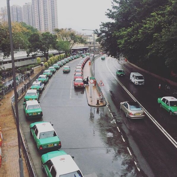 Таксисты ждут людей из метро