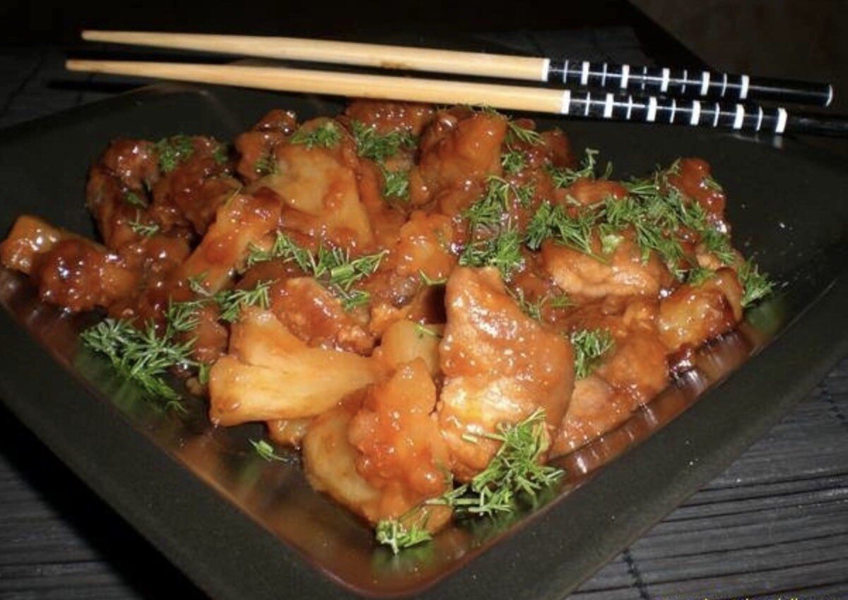 Свинина в кисло-сладком соусе с ананасами