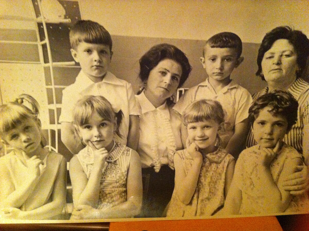1972г.Детский сад.Я вторая справа,в платье с ромашками.Сверху крайняя справа ,в платье в полоску ,моя воспитательница Раиса Яковлевна.
