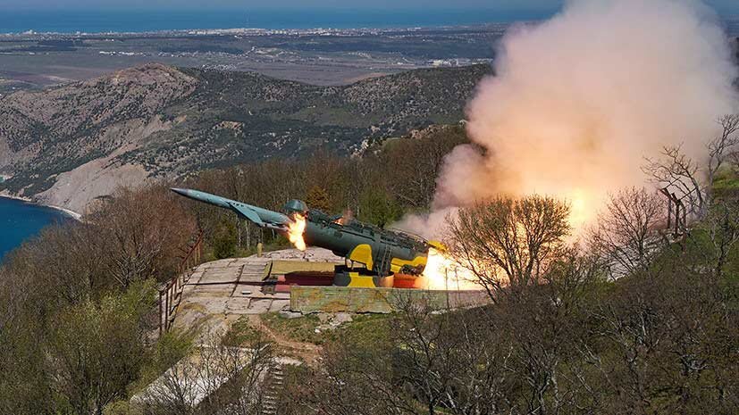 Пуск крылатой ракеты по морской мишени из берегового ракетного комплекса «Утёс» в ходе тактических учений ЧФ РФ в Крыму