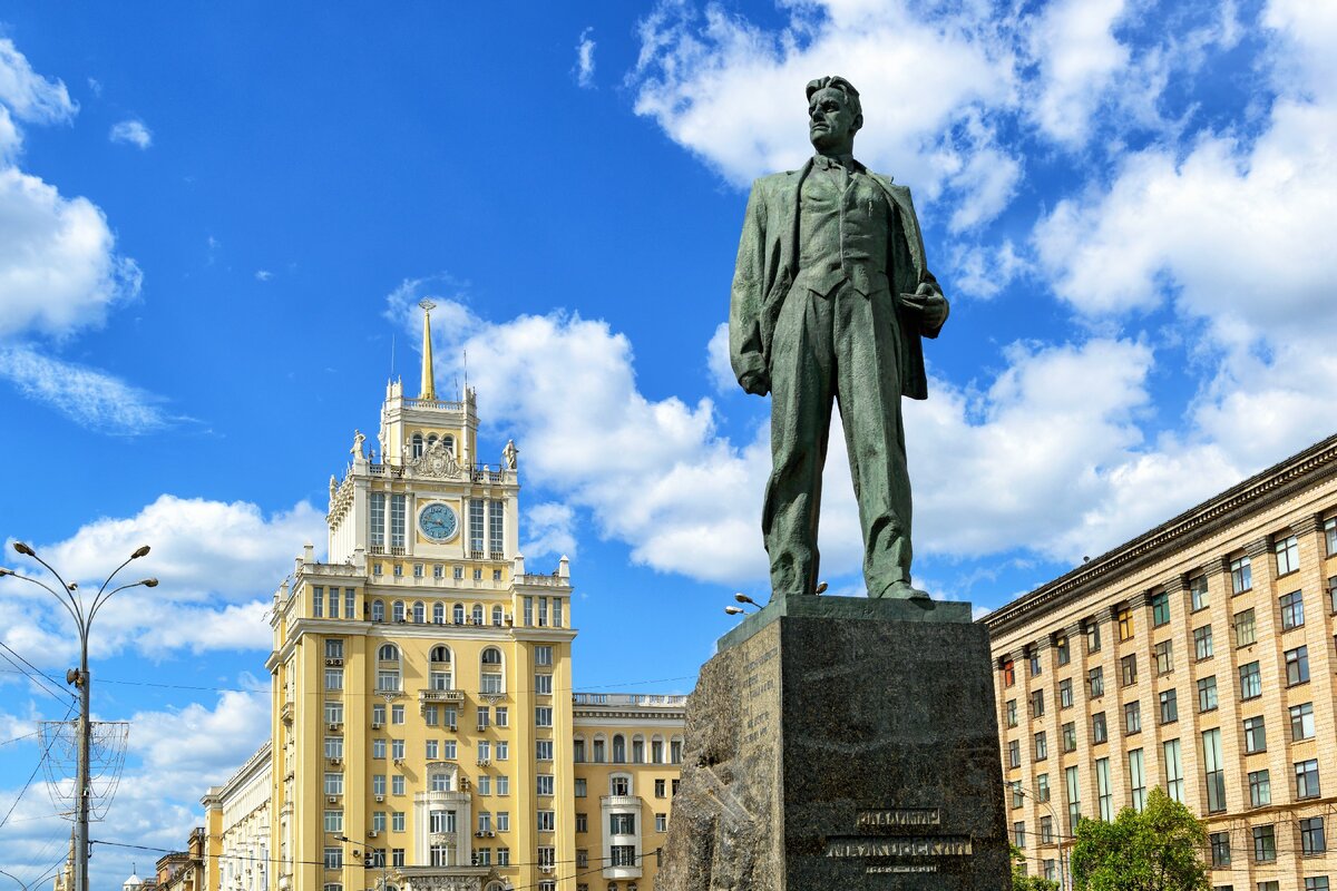 памятник маяковскому на триумфальной площади в москве