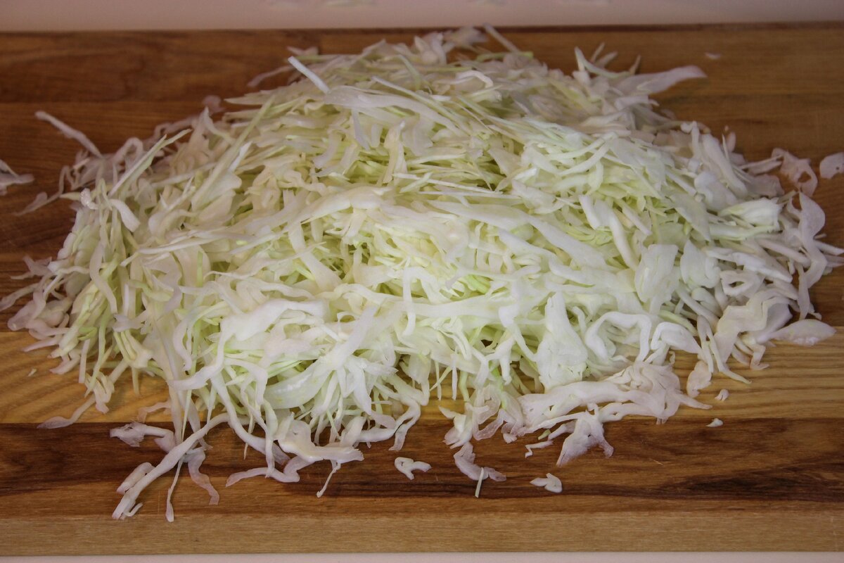 Капусту тонко нашинковать. 