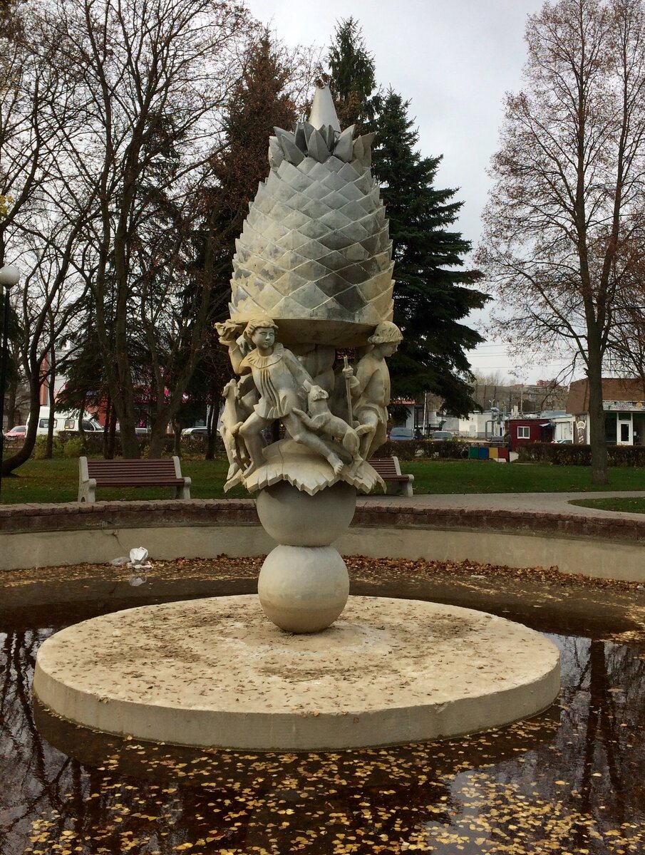 Фонтан с народным названием "Ананас". Почему изображен ананас - загадка...