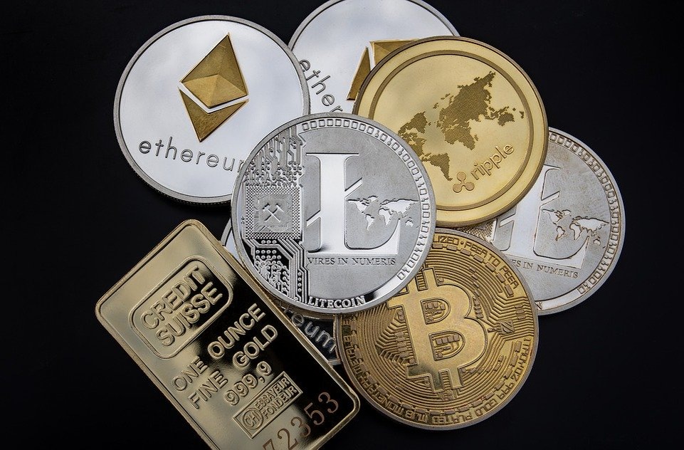 https://cdn.pixabay.com/photo/2018/05/17/21/26/cryptocurrency-3409725_960_720.jpg