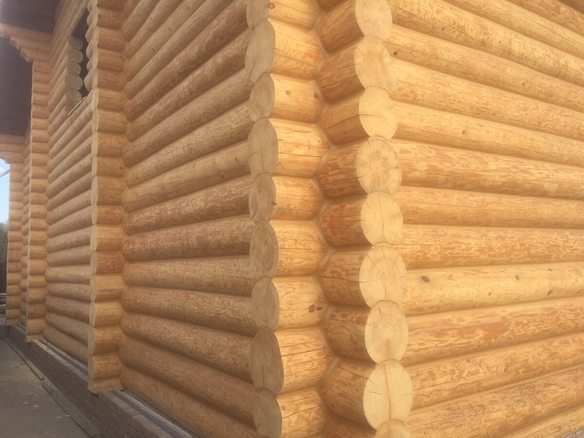   Постройка деревянного дома включает в себя несколько этапов, одним из которых является шлифовка.