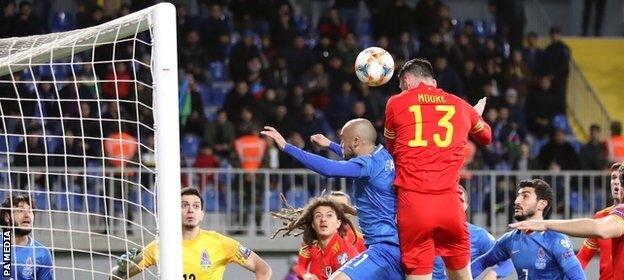 Высокий нападающий "Уигана" был неиграбелен в воздухе и являлся  надежным связующим  звеном для атак Уэльса, задавая тон для прекрасной победы своей ранней целью.