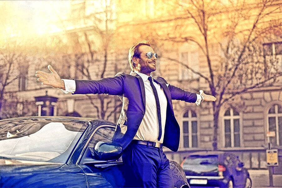 Успешный человек смотрит на мир с улыбкой на лице