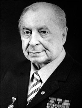 На фото - Александр Алексеевич Жаров (1904 - 1984). Поэт, песенник. В 1930-х годах он вполне неплохо освоит песенный жанр и набьет там больших успехов. Но вот конкретно эта песня про пионеров оказалась у него как первый блин комом. Только ком этот пришлось жрать всем слушателям.