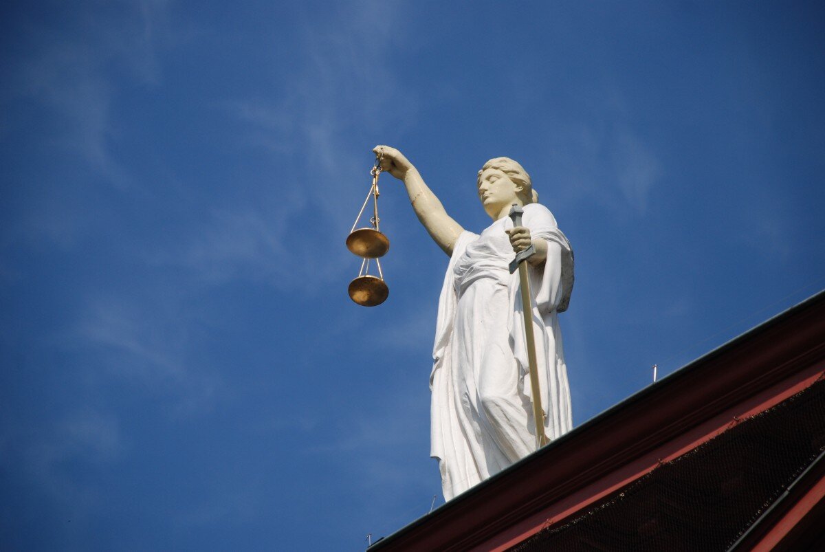 https://c.pxhere.com/photos/d5/4c/case_law_lady_justice_justice_right_court_scale_sword_contrast-897175.jpg!d