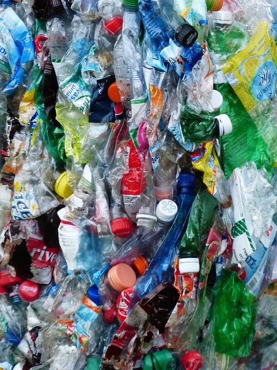 https://cdn.pixabay.com/photo/2013/05/31/19/44/plastic-bottles-115087_960_720.jpg