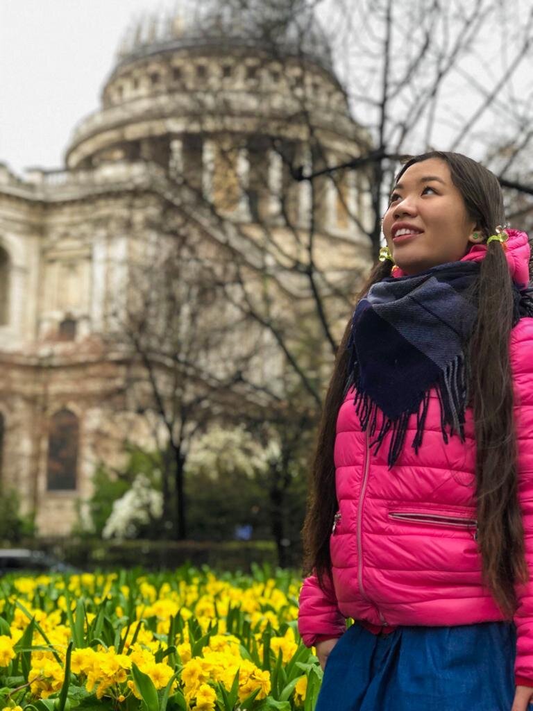 

Общественного транспорта, как у нас в Санкт-Петербурге или Москве нет, слишком дальнее расстояние. Но есть два варианта как добраться в город:
⠀
1. На поезде (быстро и дорого, стоимость туда-обратно 29,90 фунтов~2597 рублей, в одну сторону 18,10 фунтов~1572 рубля);
2. На автобусе (подольше, но дешевле, стоимость туда-обратно, если покупать в аэропорту 14,99 фунтов~1302 рубля. В одну сторону 10 фунтов~869 рублей).
⠀ 
Расскажу, как сэкономить
Покупайте билет онлайн хотя бы за два дня до вылета. Есть сайт easybus.com, там мы нашли билет в Лондон за 3 фунта~261 рубль, а обратно в аэропорт за 2 фунта~174 рубля. Но есть одна маленькая хитрость, когда в поиске забиваешь на 2 человека билеты, то он выдаёт от 4 фунтов на каждого в одну сторону, а почему-то когда по одному смотришь, выдаёт дешевле. Видимо логика в том, чтоб вы вместе ехали в одном автобусе и рядом места. Хотя билеты продаются без мест. Поэтому мы покупали билеты одновременно, с разных устройств, чтобы они не закончились. И все, Тадам) у нас за 10 фунтов билеты на двоих в обе стороны! Но есть несколько нюансов, почему этот вариант может показаться хуже:
⠀ ➕дёшево, комфортный автобус с кожаными сидениями, вай-фаем, розетки под usb-кабель;
⠀ ➖дольше ехать (1 час 10 минут), билет на определенное время (но можно отправиться на час раньше и на час позже, если останутся места, это прописано в правилах), нужно распечатывать билеты

У нас прилет был в 11:25, однако, мы, сидя в Петербурге, Купили билеты на автобус в 14:50, боясь и перестраховываясь, мало ли рейс задержут, долго будем на паспортном контроле, или где-то возникнут проблемы. Самолёт приземлился вовремя, спустя ровно час, вышли уже из аэропорта и не знали, чем заняться. Бродили по территории, позвонили родителям (благо, был интернет в аэропорту), смотрели на прилавки. А потом подошли к автобусной остановке и спросили, можем ли мы, имея билет на 14:50, отправиться сейчас (рейс отходил в 13:25). Нам сказали, что вообще по правилам нельзя, но так как места в автобусе есть и нас посадили, поэтому в 14:35 мы были уже в городе и любовались Лондоном!

Берегите свои деньги

#живисейчас #ВиталияХон_Англия