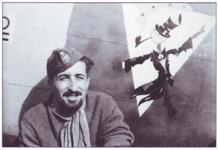 Джузеппе Бирон на фоне своего истребителя с эмблемой 22-й отдельной авиагруппы, разработанной им лично - "огородное пугало в цилиндре и с трубкой". Юморист!..