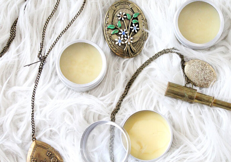 Подойдут и кулоны, и емкости для бальзама для губ, и косметические баночки из дорожных наборов. Все это можно недорого заказать на Алиэкспресс