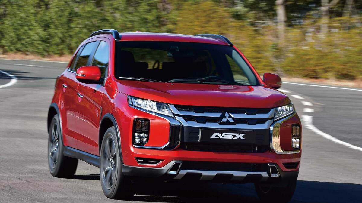Во второй половине 2020 года, по данным "Российской газеты", у дилеров Mitsubishi появится обновленный образец внедорожника Pajero Sport. Подробности рестайлинга производитель обнародовал еще летом, и до появления модели в нашей стране пройдет не менее года. Такой долгий срок, как и предполагалось, связан с необходимостью локализации сборки Pajero Sport на предприятии ПСМА Рус в Калуге.Изменения внедорожник пережил схожие: в новом фирменном стиле переработана внешность, а интерьер обогатился новыми мультимедийными решениями и материалами отделки. При этом каких-то реформ по технической части ожидать не приходится. С высокой долей вероятности Pajero Sport сохранит для рынка России те же моторы, с которыми предлагается сейчас, а это 2,4-литровый дизель мощностью 181 л.с. и бензиновый V6 объемом 3,0 л, развивающий 209 л.с. Обоим моторам доступны 8-диапазонный автомат и система полного привода, а базовая дизельная версия оснащается 6-ступенчатой механикой.Нюансы спецификаций обеих новинок производитель обещает рассекретить ближе к датам начала продаж.