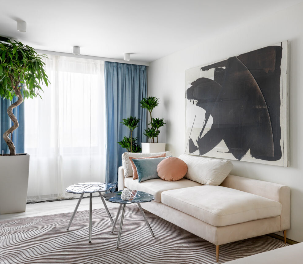 Гостиная. Картина Алексея Кузнецова “Полярный медведь” из галереи MSK Eastside Gallery привнесла интригу не только в интерьер, но и в процесс ремонта: заказчица всерьез переживала, что она не пройдет в дверь.