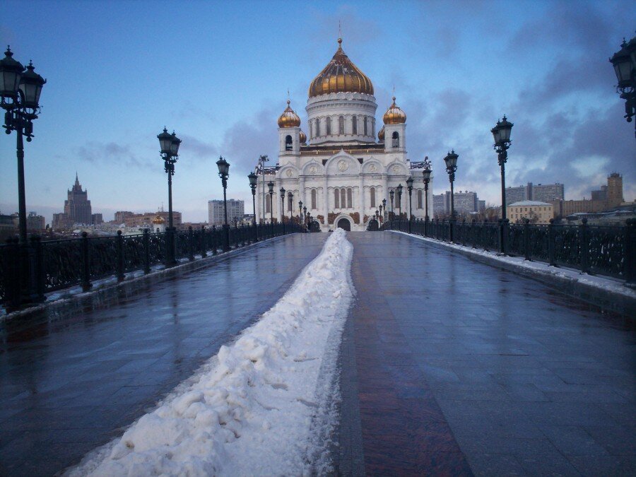 К тому времени уже 10 лет исполнилось Храму Христа Спасителя в его Лужковской реинкарнации. К нему давно привыкли. А мост существенно моложе: его открыли в 2004 году

