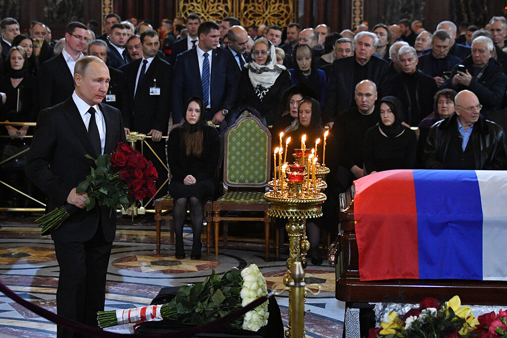 Владимир Путин на прощание с Лужковым. Из открытых источников