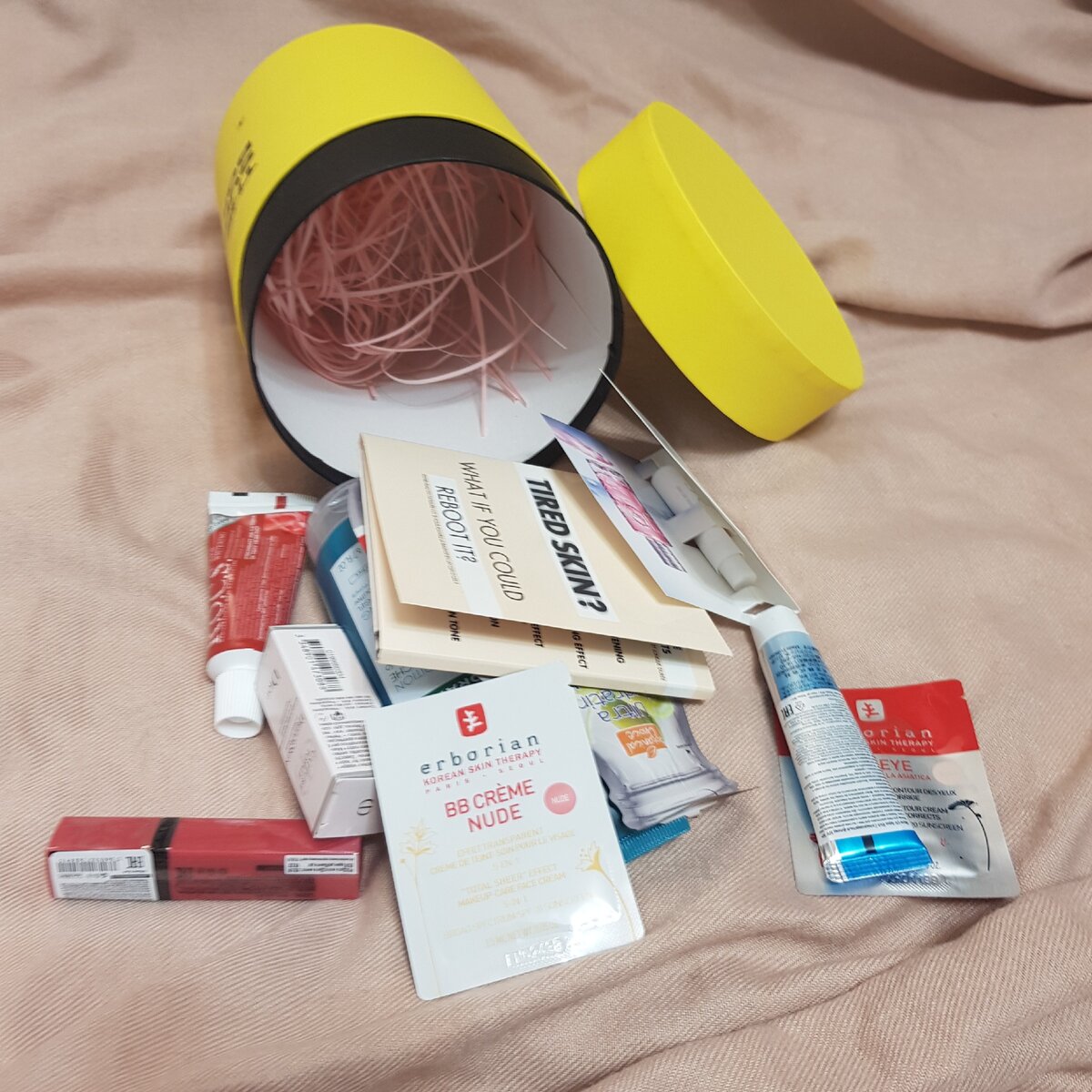 Косметичка флакон шисейдо. Бьюти бокс gold apple. Какую косметичку дают в золотом яблоке. Миниатюра estee estee lauder. Flacon box косметичка.