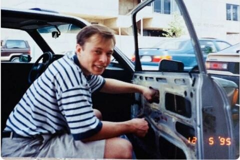 Илон Маск возле своего разобранного BMW E21 320i