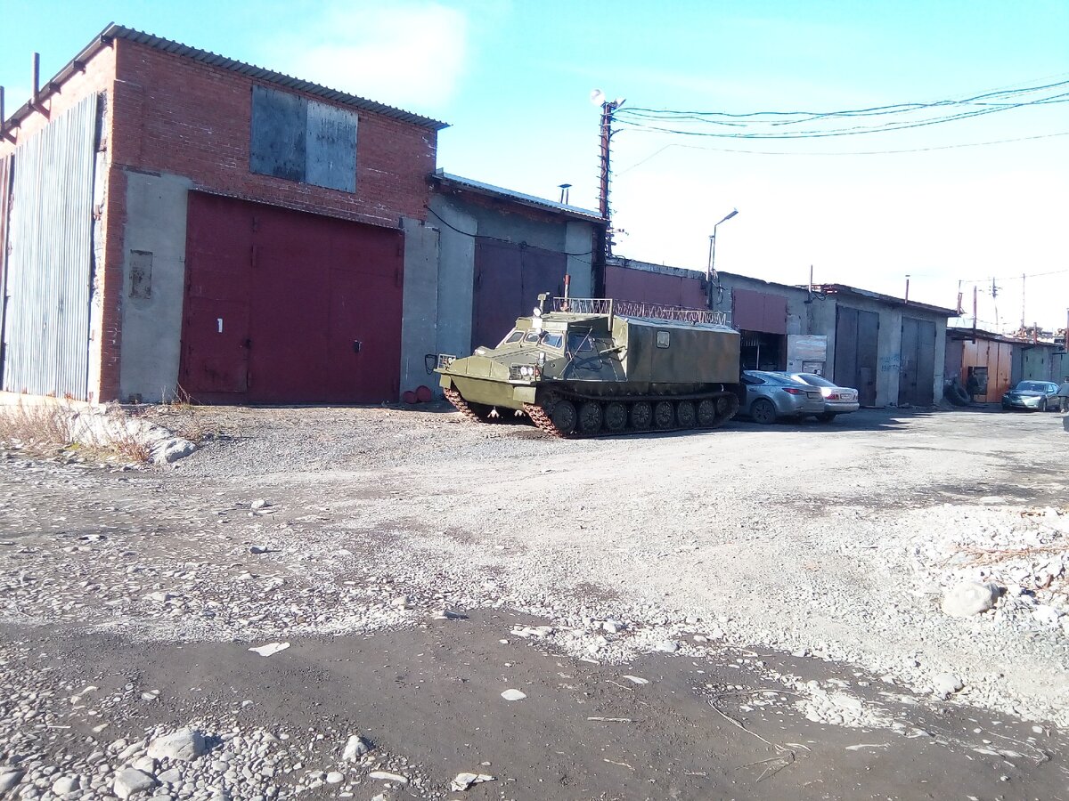 Припаркованный у гаража вездеход - явление для Талнаха обыденное