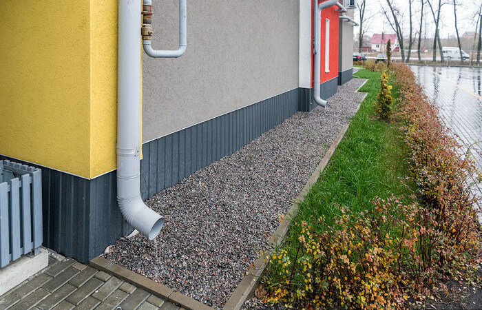 Дешево и сердито: как сделать мягкую отмостку вокруг дома.