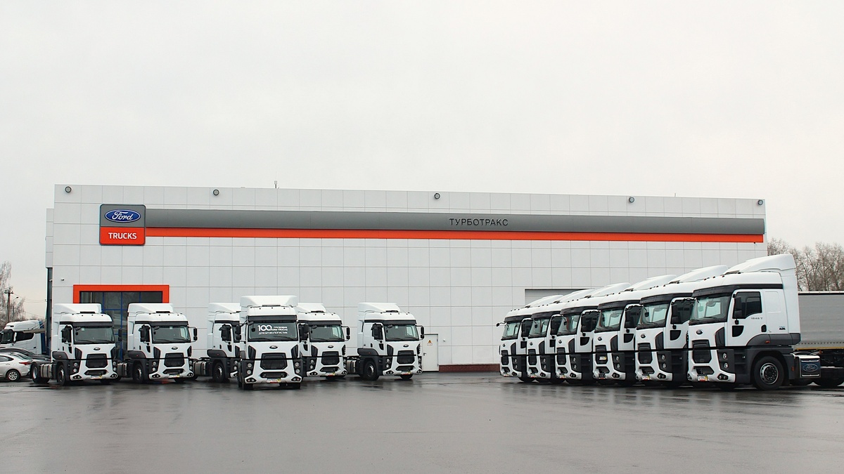 По словам представителя компании-дистрибьютора, переданная партия включает в себя несколько десятков тягачей (фото: «Турботракс»)