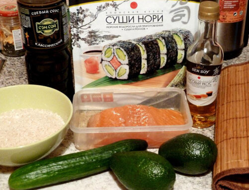 Роллы с семгой, авокадо и огурцом
