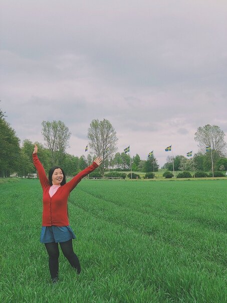 СКОЛЬКО НАМ СТОИЛИ 7 ДНЕЙ В ШВЕЦИИ?

Швеция - прекрасная страна, с завораживающей природой, архитектурой.

Интересные факты о стране:
⠀
- Именно в Швеции при рождении ребёнку даётся фамилия матери;
⠀
- Музыкальная группа «ABBA» - шведская;
⠀
- Спички изобрёл швед Густав Эрик Паш;
⠀
- В Швеции расположен самый узкий перекрёсток в мире, ширина его 90см;
⠀
- Иностранцы в Швеции могут бесплатно изучать шведский язык;
⠀
- Шведы без визы могут въехать в 124 страны мира и плюс в 33 странах получить визу по приезду на границе.

Гетеборг - удивительный город, он полон контрастов.

С одной стороны это город-порт, поэтому довольно много всяких складов, высоченных развязок и грандиозных строек.

В тоже время прямо в городе мы встречали диких зверей, которые кажется совершенно спокойно живут вместе со всей этой индустриализацией. В первый день прямо по дороге и дворам разгуливал заяц, он нас не подпускал ближе 20 метров, но и не прятался совсем в кусты от людей. В другой день мы чуть было не столкнулись с диким оленем, о котором я уже рассказывала.

Следующий контраст - культурный. В центре города, в районе с миленькими историческими и дорогими ресторанами за столиками на летней площадке сидят одни местные европейцы с аристократическими манерами.

Также в центре, но в районе торгового центра и улиц с шоппингом попадаются одни мигранты, нигде, ни в Германии, ни в Австрии мы такого не встречали. Можно остановиться, а вокруг тебя ни одного представителя титульной нации, по фотографии я бы точно не подумала, что это в Швеции, больше напоминает Арабские Эмираты, или условный Египет.

А теперь традиционный отчёт:
⠀
❇️Комната в квартире на 5 ночей в Гётеборге (последнюю ночь мы ночевали в аэропорту): 11494,16 рублей
⠀
❇️Продукты: 378 шведских крон~2578 рублей
⠀
❇️Кафе: 331 шведских крон~2257 рублей
⠀
❇️Автобус из Танума в Гётеборг на двоих: 12,42 евро~904 рубля
⠀
❇️Автобус из Гётеборга в аэропорт на двоих: 14,22 евро~1027 рублей

Итого:
2 человека
2 города
7 дней
967 рублей бюджет в день на двоих, или 483,50 рублей в день на одного (без учёта проживания)
11494,16 рублей+709 шведских крон+26,64 евро~18260,16 рублей траты ТОЛЬКО по Швеции

#путешествуем #Отдыхзаграницей #Путешествия