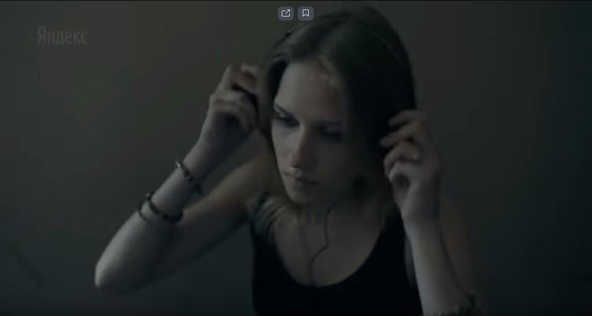 Соседка по подъезду так на неё орёт, что вполне ожидаемо было увидеть в ответ от девушки характерный американский жест (который герой В. Цоя Моро показал проводнице в фильме "Игла"). Но нет, она сдержалась...