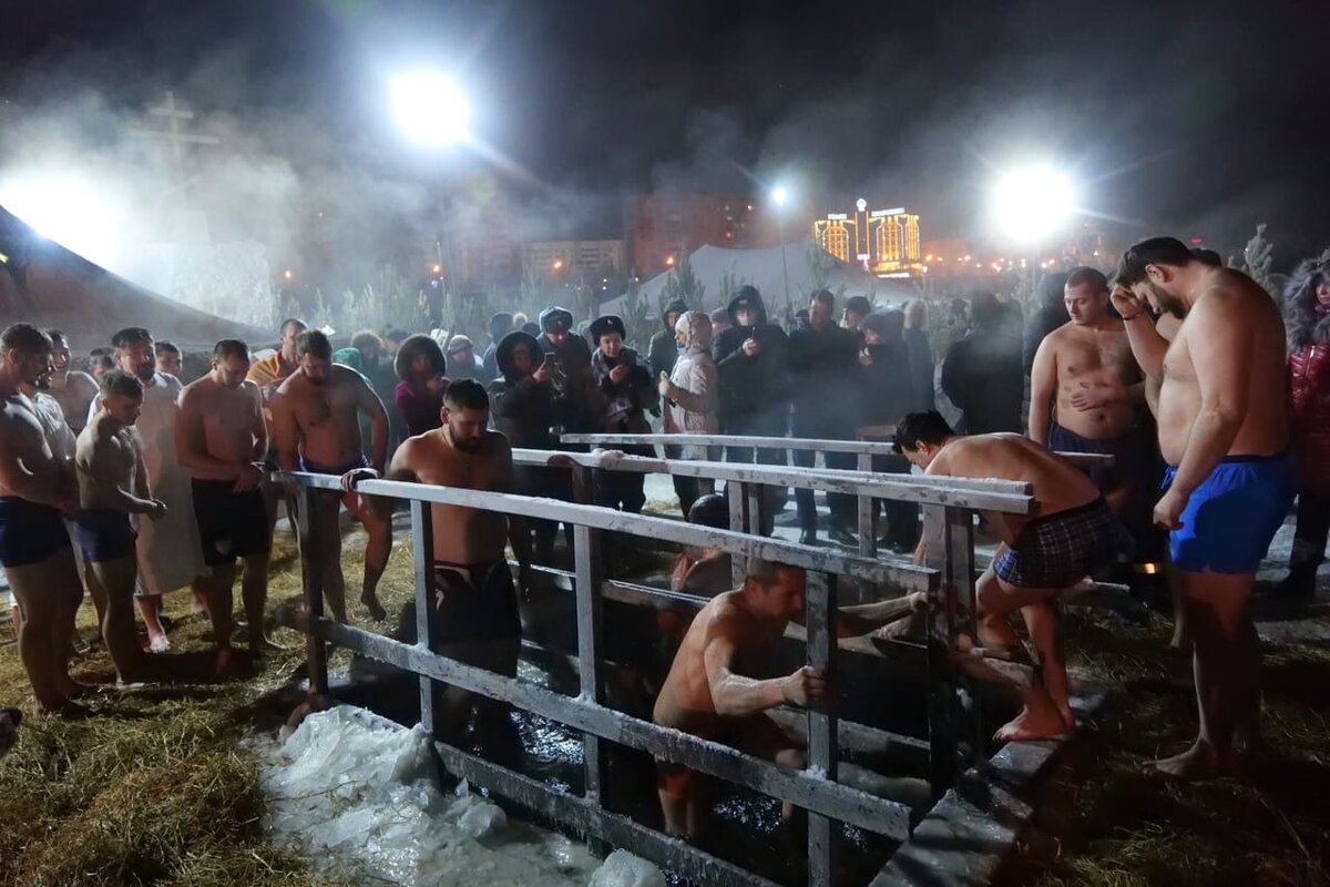Желающих окунуться в ледяную воду очень много