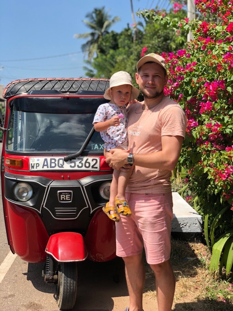 Мы с младшим сыном, рядом с тук-туком, очень распространенным транспортом на острове
