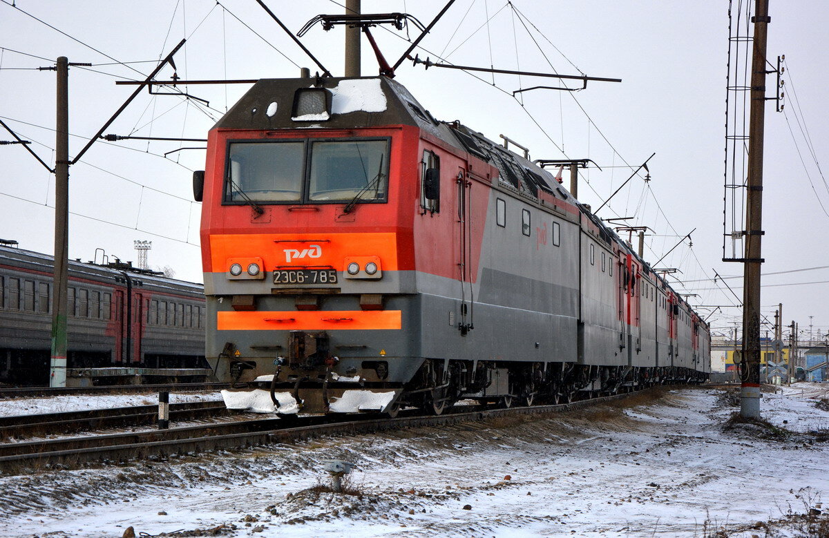 Рис. 1. Электровоз 2ЭС6. Фото: Островский Кирилл // trainphoto.ru