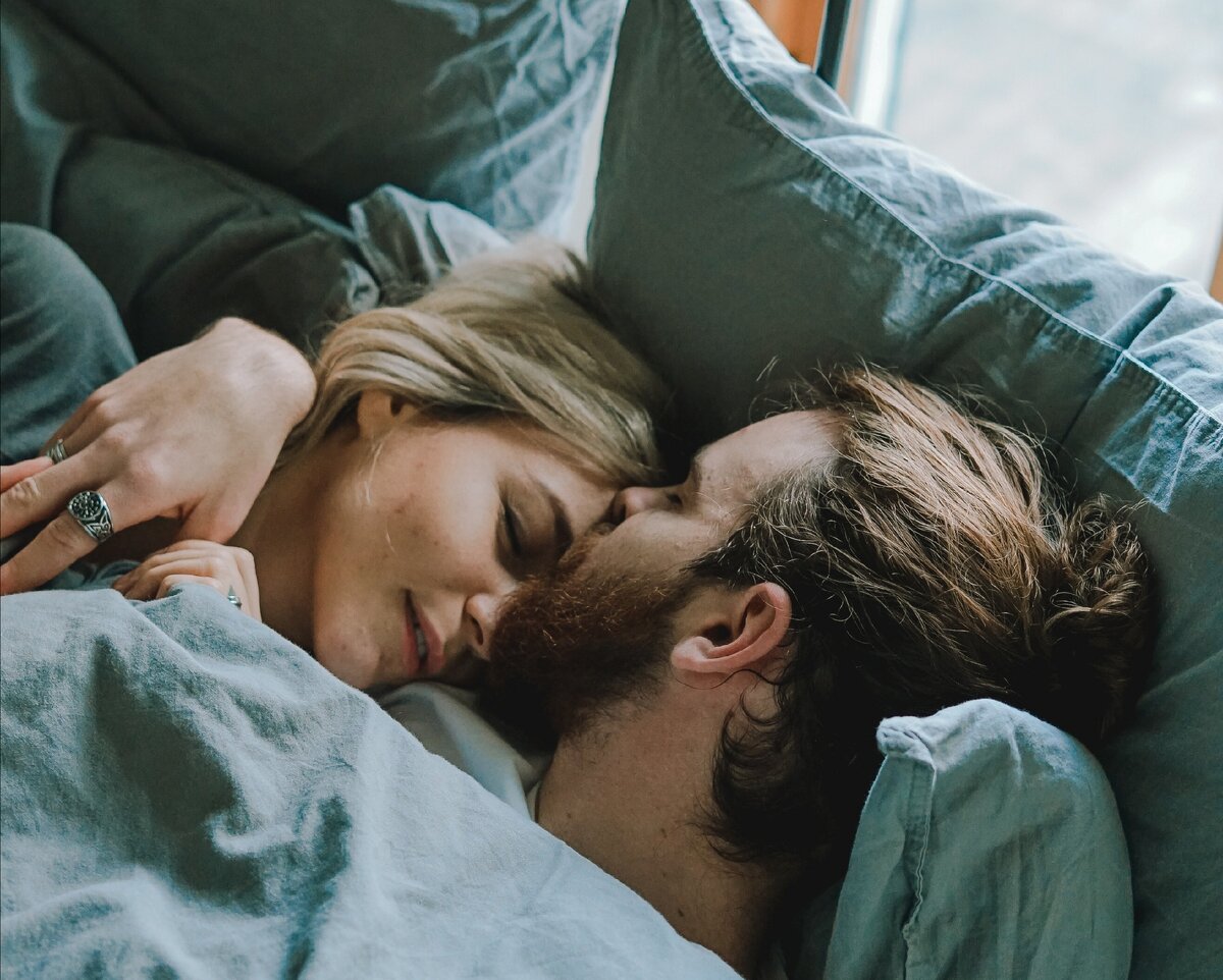влюбленные в постели. объятия в постели. ревнивый мужчина. пара лежит в обнимку. сон отношения с бывшим парнем.