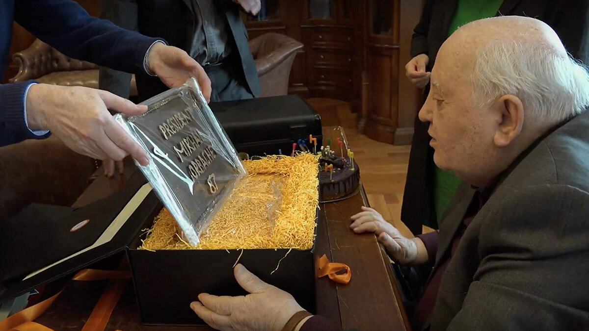 Диетический шоколад для Горби от лондонского шоколатье. При транспортировке от фамилии "Горбачев" отломалась буква "Г"