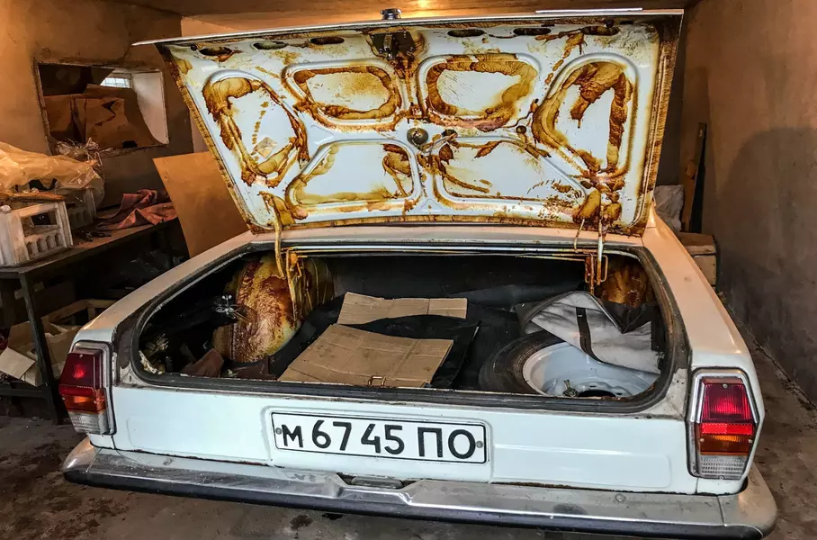 Ей было обмазано буквально всё от подкапотки до дверных ниш.