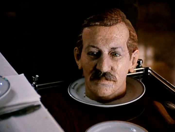 А как Вы отнесетесь, если незнакомый повар подарит торт в виде Вашей головы?