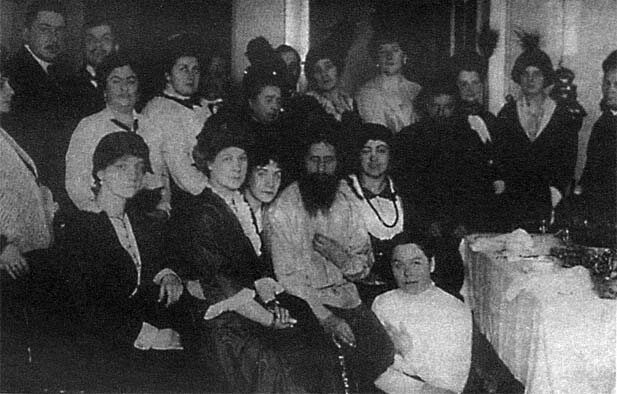 Григорий Распутин в кругу своих почитателей. Фото из свободного доступа сети Интернет