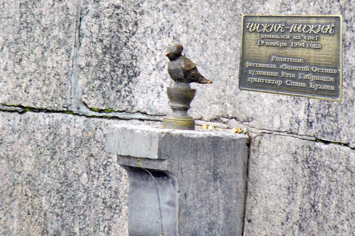 А вот и знаменитый Чижик-пыжик. Это фото не моё, к сожалению. Простому смертному  не удастся так близко подобраться к памятнику