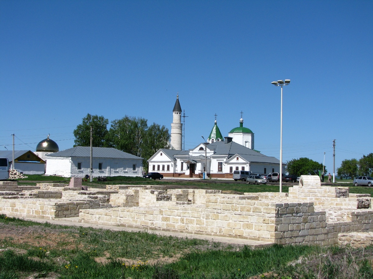 Современные постройки соседствуют с древними, слегка подправленными