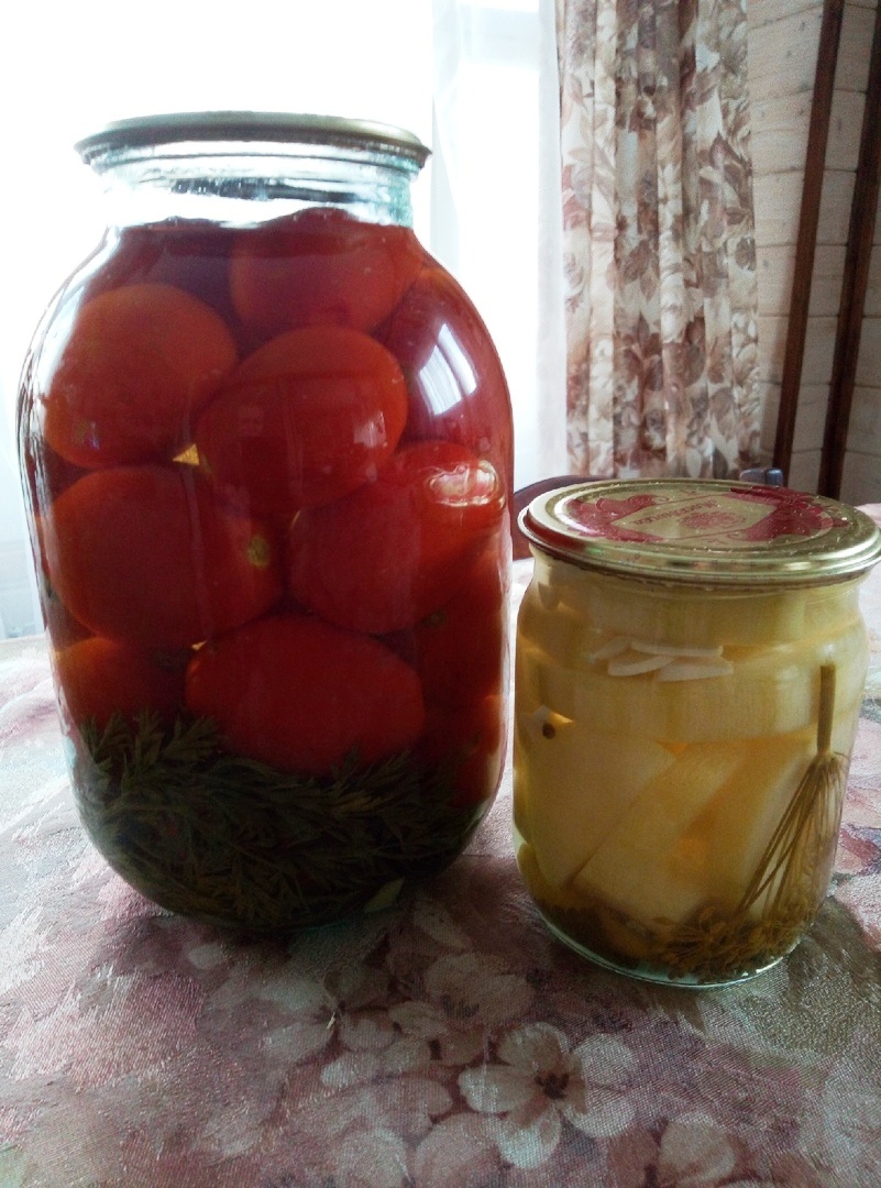 Томаты с морковной ботвой и кабачки дольками в маринаде №1